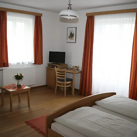 Gaeste- Und Vitalhaus Sauer לינה וארוחת בוקר 4*