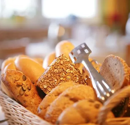 לינה וארוחת בוקר Gaeste- Und Vitalhaus Sauer 4*